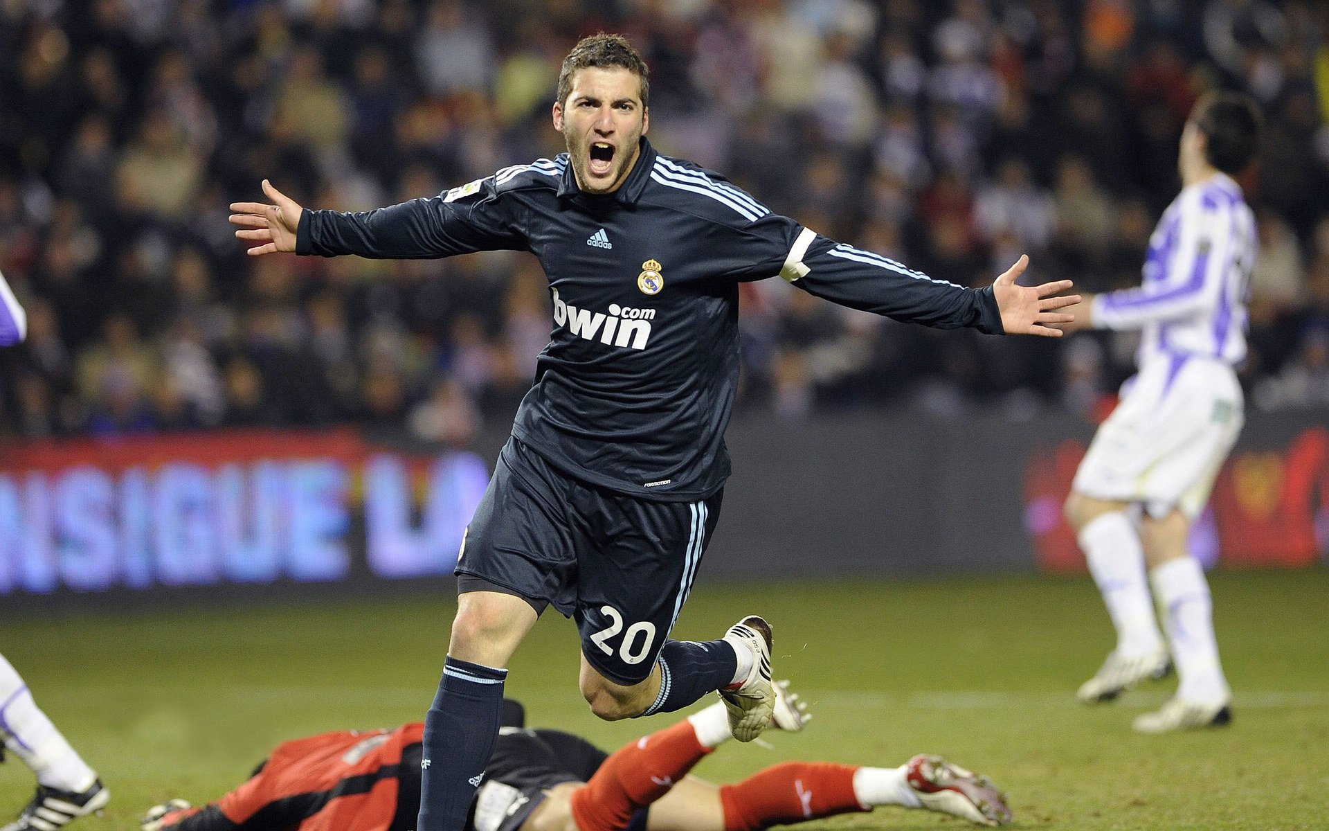 逆境中的“无畏勇者”:坚定不移的足球精神